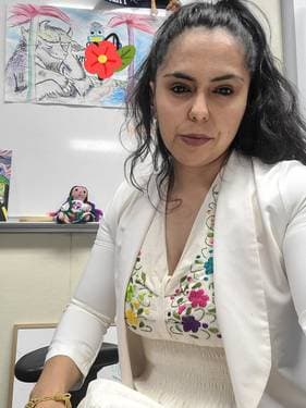 Yollies Paintnite shop logo