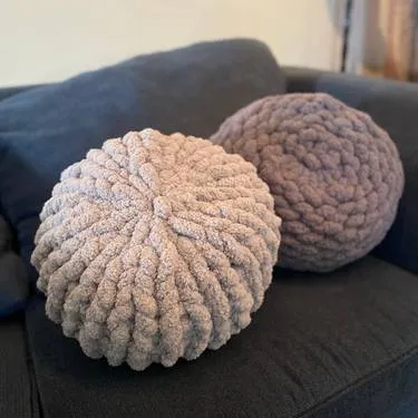 Hand-Knit Pillow Workshop — Painting